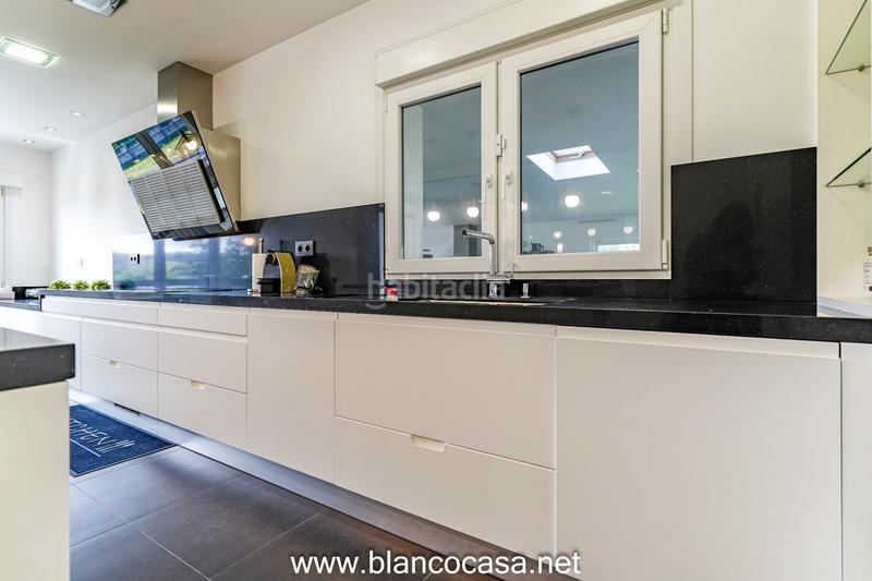 Foto a43dd475-66cd-477d-8a7d-6d43147f14b5. Casa lujosa, moderna y con un gran terreno en Carballo