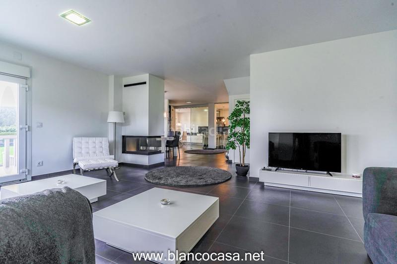 Foto aa5d927e-72a1-444a-9611-59972705ea31. Casa lujosa, moderna y con un gran terreno en Carballo