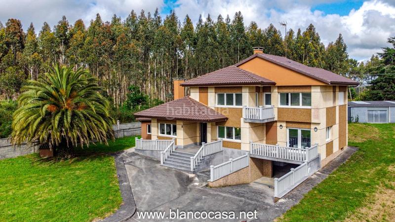 Foto b008f1a8-0c3e-438d-8f67-3b6bd90a4977. Casa lujosa, moderna y con un gran terreno en Carballo