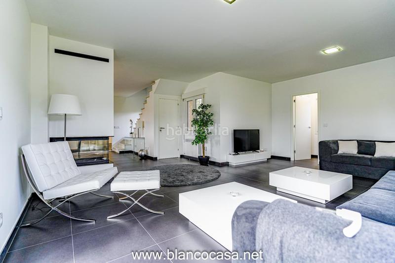 Foto e6b2b395-71a6-4a54-b0d6-c0a261727d92. Casa lujosa, moderna y con un gran terreno en Carballo