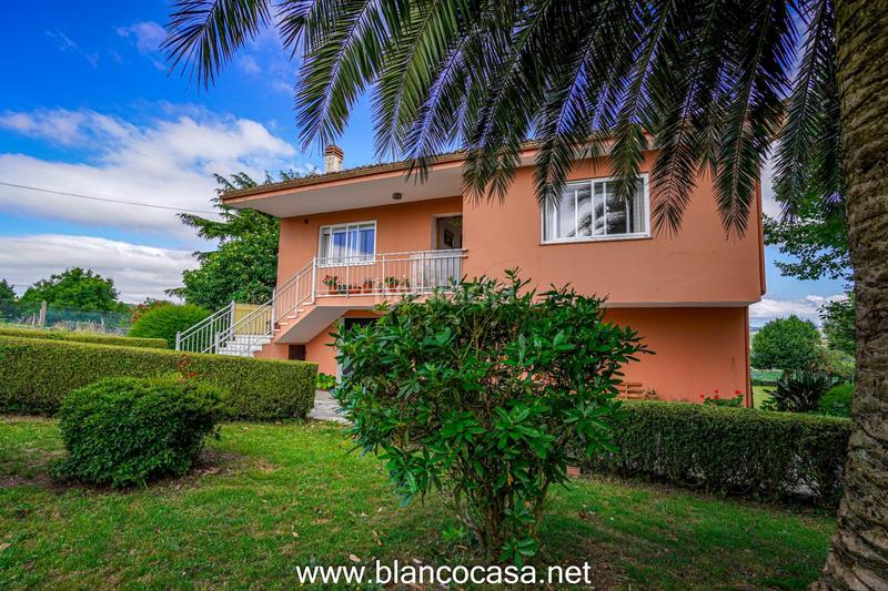 Foto b76043d8-e053-4a46-8e84-e1ef1bc7d589. Casa  con terreno en Carballo