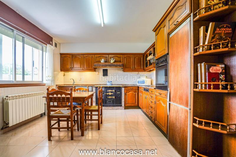 Foto f9aeb757-0d6e-4328-877a-e1153200e208. Casa  con terreno en Carballo