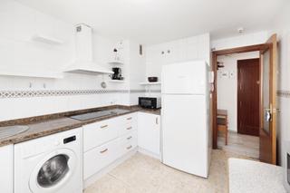 Apartament a Avenida de las ciencias 25. Sevilla este apartamento con piscina y plaza de garaje