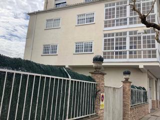 Casa adossada  Ra celso emilio ferreiro. Inmobiliaria fincas saviao vende casa de tres pisos y bajo