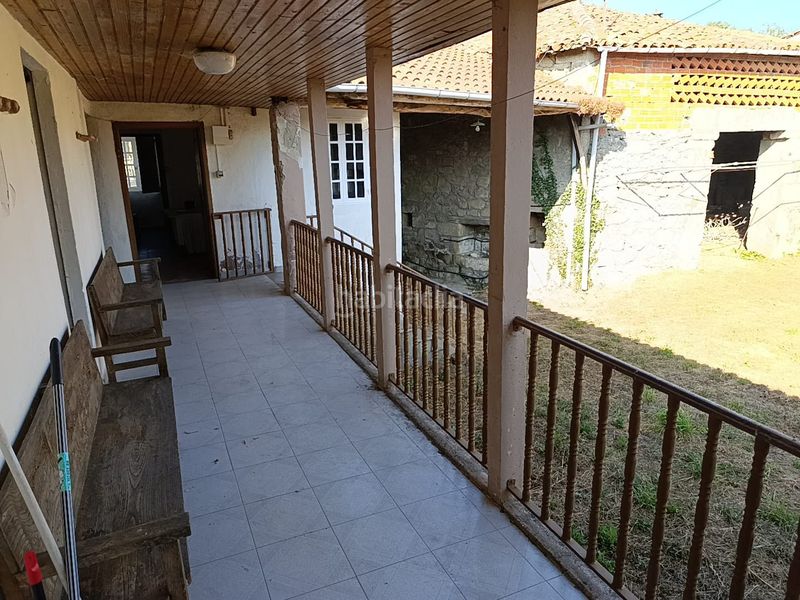Foto a1a99c24-895a-4e4c-9d23-b676000179ad. Masia amb xemeneia aparcament a Saviñao (O)