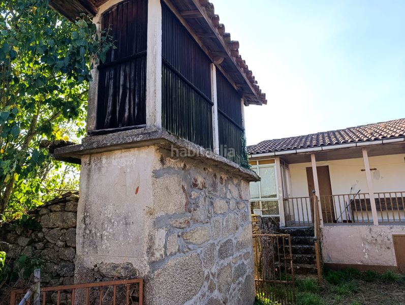 Foto c733d970-b36f-4cbe-8732-215045b84a15. Masia amb xemeneia aparcament a Saviñao (O)