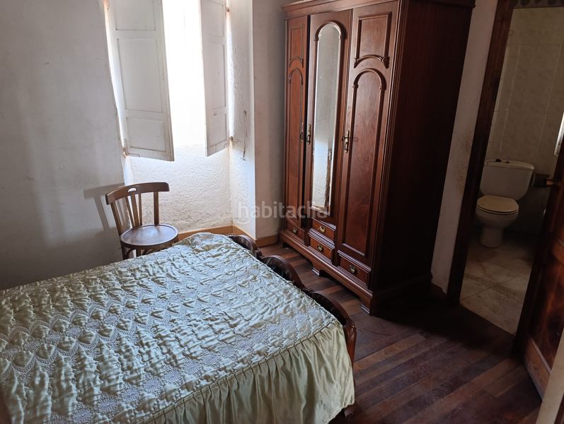 Foto db5683e8-157a-4967-8b1e-39fc06a04c15. Masia amb xemeneia aparcament a Saviñao (O)