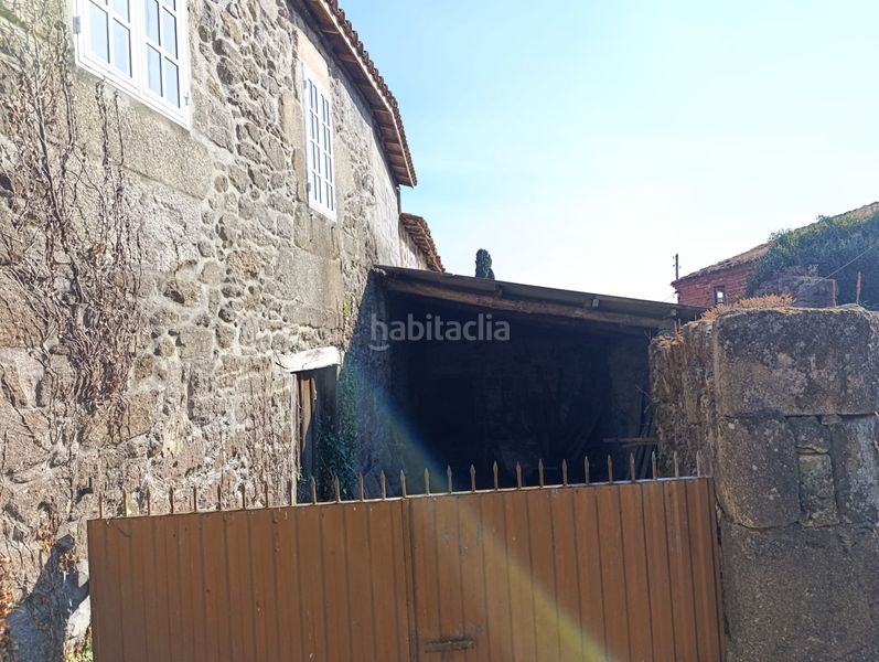 Foto e3c775ed-4649-4b9a-ac27-92294202d3e7. Masia amb xemeneia aparcament a Saviñao (O)