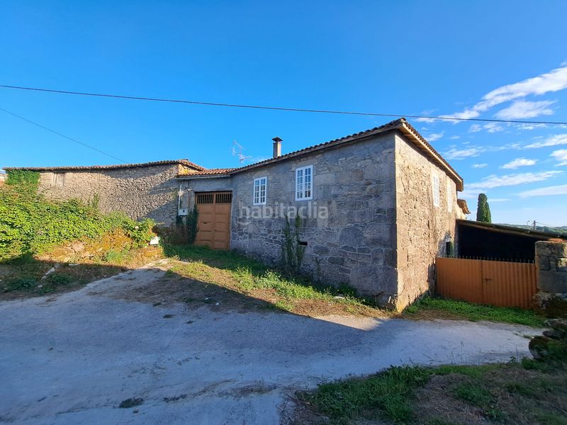 Foto ec8e6cf4-a279-4986-915a-b07a19d97d41. Masia amb xemeneia aparcament a Saviñao (O)