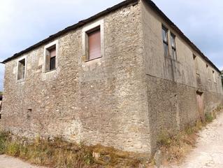 Masia a Saviñao (O). Casa grande de piedra para reformar