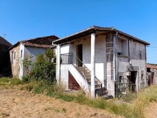 Masia a Saviñao (O). Casa de piedra y gran terreno