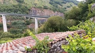 Casa a Saviñao (O). Bodega de piedra con vistas