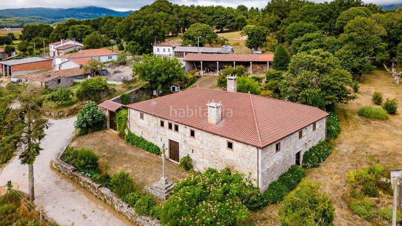 Foto a49e7059-8009-4c3d-bdd1-9ff0b66113b0. Masia amb xemeneia calefacció aparcament a Chantada