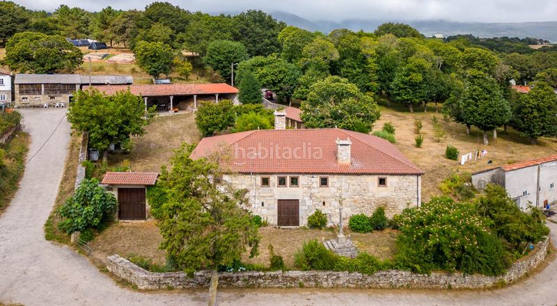 Foto d8ba7776-cbbd-4dcd-b1fd-bb7a8af815bb. Masia amb xemeneia calefacció aparcament a Chantada