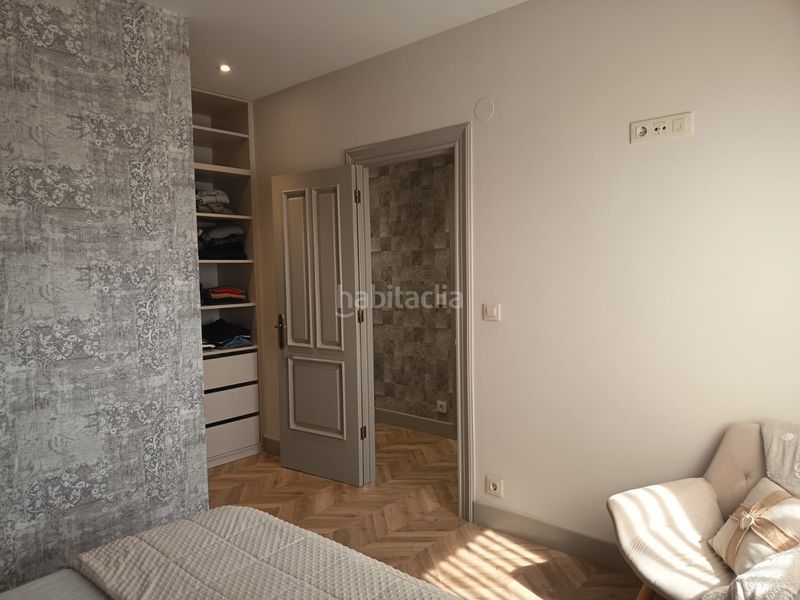 Foto fefaebe9-c7e8-4923-b26b-082cb73612bb. Àtic amb xemeneia calefacció aparcament a Monforte de Lemos