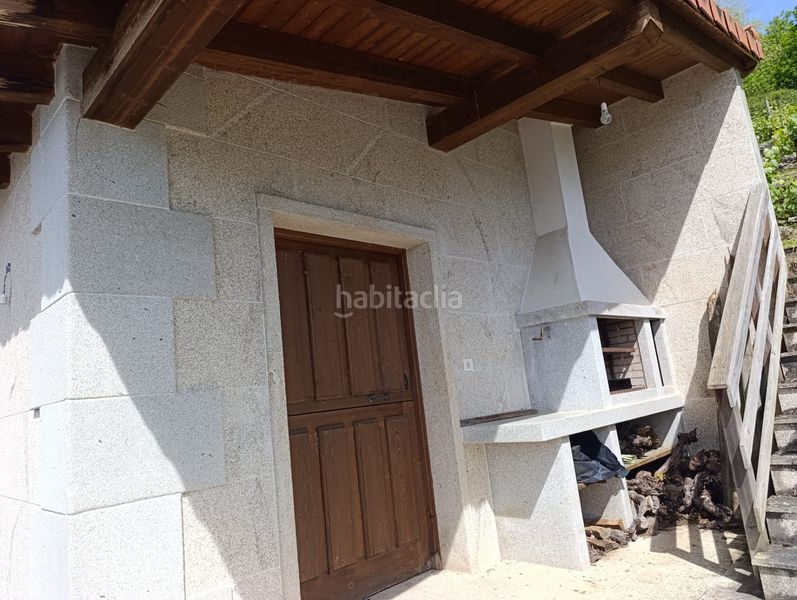 Foto a0a701e0-27cf-4e15-aa03-557638a4e232. Masia amb xemeneia aparcament a Chantada