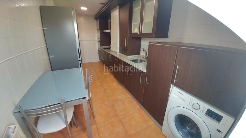 Foto 8cbb8354-3b11-48db-a252-a73d4fb6ea49. Lloguer àtic amb calefacció aparcament a O Milladoiro Ames