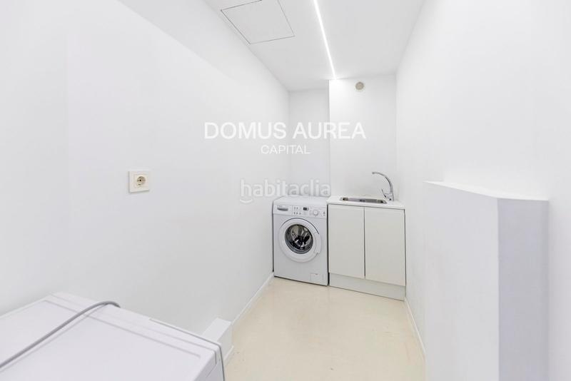 Foto 4d9f8354-766d-4dcc-a500-d343212cfb5a. Alquiler dúplex piso exterior de tres habitaciones en Recoletos en Madrid