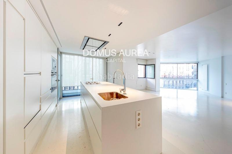 Foto bc3ebcc8-bd13-494d-a81e-7d84880820f7. Alquiler dúplex piso exterior de tres habitaciones en Recoletos en Madrid