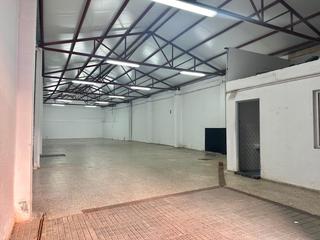 Nau industrial a Este. Nave en venta en zona santa isabel