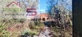 Chalet in Pedanías de Badajoz. Parcela con chalet y edificaciones en urbanización familiar – 1