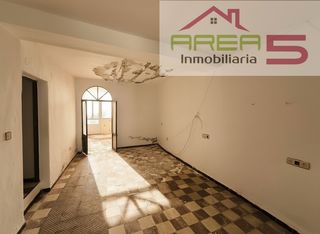 Haus en Jerez de los Caballeros. Casa en jerez de los caballeros con terraza sol�rium y patio