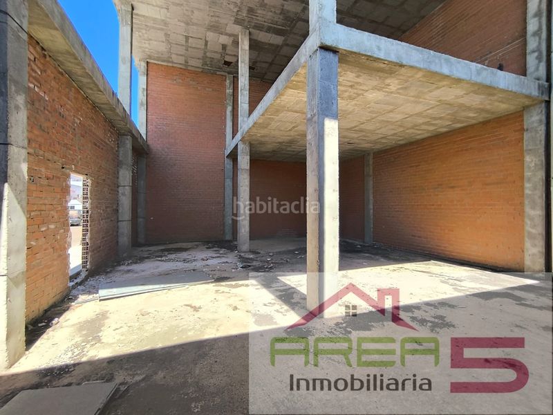Foto efde2b39-5817-46ab-876f-12a6e3a8b2aa. Edifici a Valdelacalzada