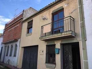 Maison à Calle josé maría pemán 17. Venta-casa-pueblo-madroñera-barata