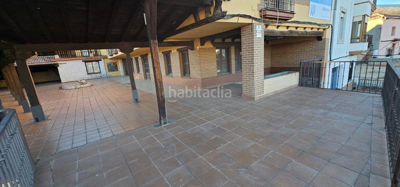 Foto cc729ba2-2a45-4264-8ce2-8042b75d9967. Edifici a avenida de la constitución 28 a Cuacos de Yuste