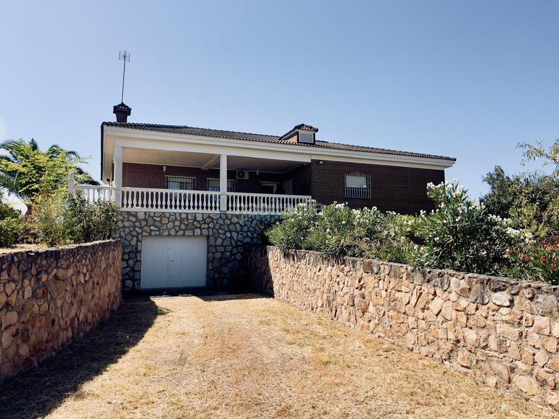 Foto fe757554-fefb-4a33-b836-cfe96e33c98e. Casa amplio chalet con parcela de ensueño en Carretera de Sevilla - Los Montitos Badajoz