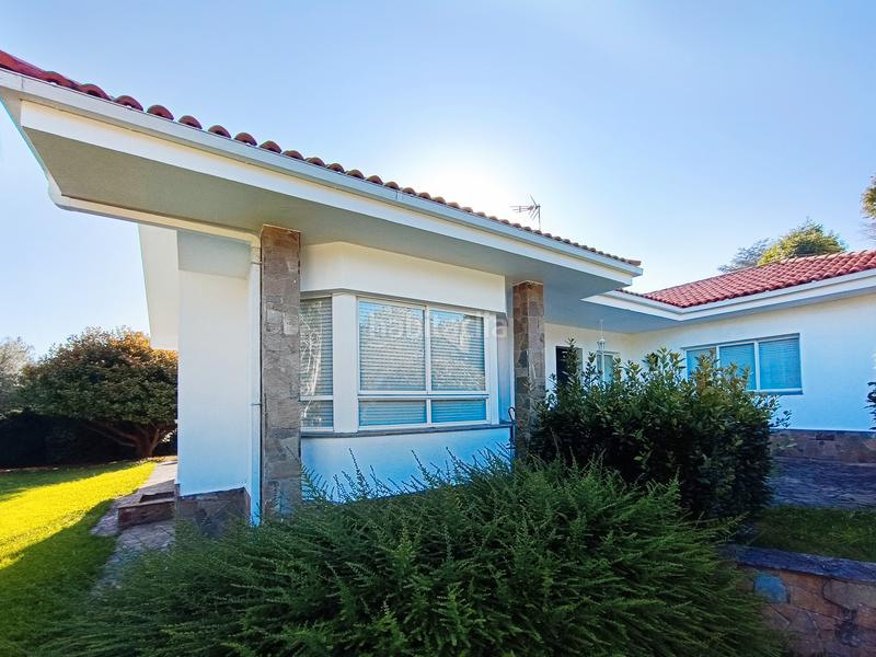 Foto 4bc9af6f-cc06-4b99-9336-e201416a0f40. Chalet *** una casa con personalidad en el centro *** en Oleiros