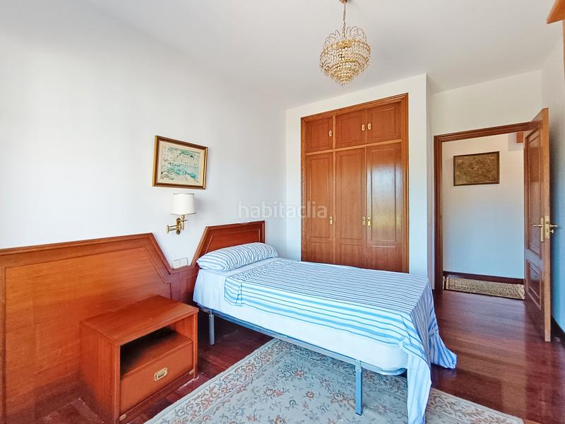 Foto f04bf227-db96-429d-8a3b-b1fd8a09be71. Chalet *** una casa con personalidad en el centro *** en Oleiros