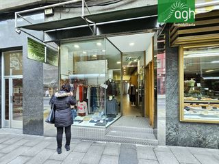 Trapasso Locale commerciale  Avenida de oza. *** una tienda de ropa con 20 años que busca relevo ***