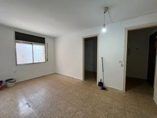 Pis  Carrer joan burgada. 3 habitaciones grandes.