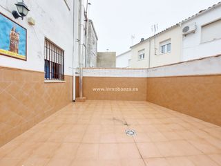 Rent House in Baeza. Casa en alquiler en avd. andalucía, 4 dormitorios.