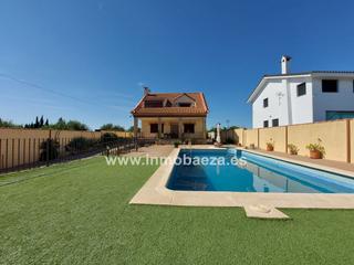 Xalet en Baeza. Chalet en venta en campo ftbol, 4 dormitorios.