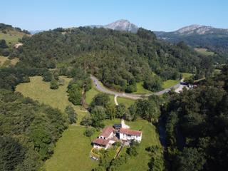Masía  N/a. Finca de 7.000 m² con casona tradicional, cuadra y molino en ast
