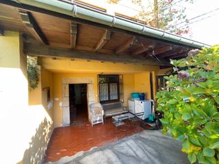 Casa adossada en Calle naves 181. Casa independiente con terraza en naves