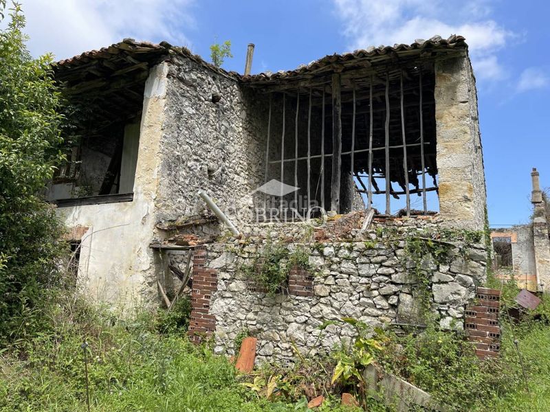 Foto f6bf9c68-70d4-4f36-bdef-1731a39756a6. Casa a calle san roque 55 a Llanes pueblo Llanes