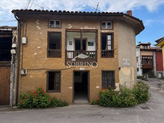 Casa  Calle porrua 1. Casa  en el centro de porrúa, a un paso de llanes