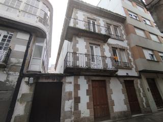 Casa adossada a Viveiro. Casa en el casco historico con garaje y finca privada