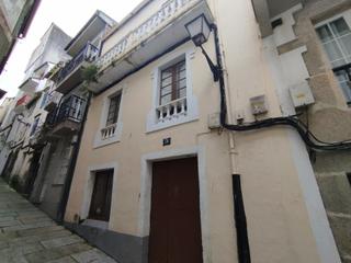 Casa adossada a Viveiro. Casa en el casco historico con patio