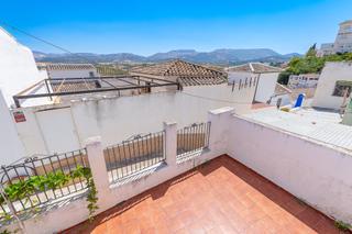 Casa  Calle eucalipto 3. Una casa con alma, en el centro de la ciudad y vistas a al serra