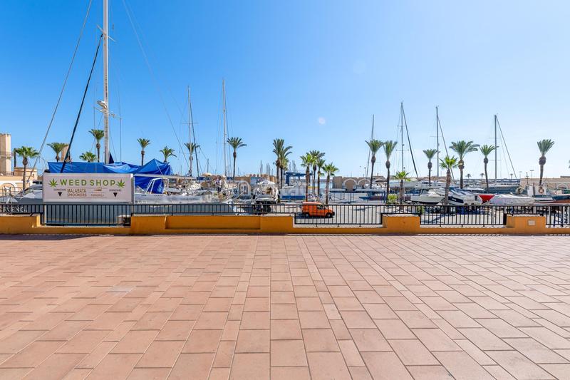 Foto 0cae8719-e242-4cbe-a4f5-581a214c268e. Penthouse in calle martinez catena 9 in Puerto Deportivo Fuengirola