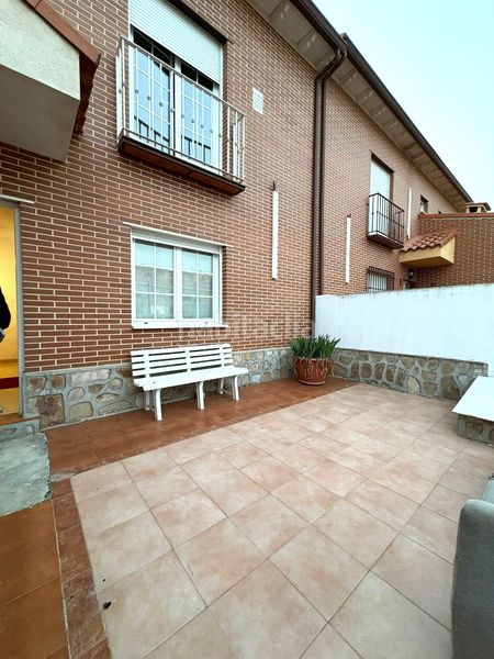 Foto baa7e3fd-caf2-430f-bba0-94b4207c39b6. Xalet amb aparcament a Yeles