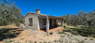 Masia a Cervera del Maestre. Finca de 75.000m2 con propiedad de 80m2 para modernizar y caseta