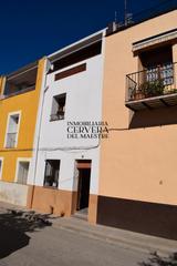 Casa a Chert / Xert. Casa de pueblo con almacen en chert de 189m2 en ubicación privil