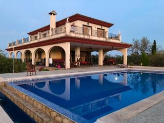 Xalet a Cervera del Maestre. Magnifico villa de 310 m2 con una piscina espectacular y vistas