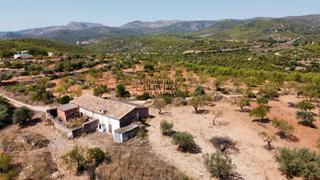 Masia a Useres (les). Una masía para reformar de 223m2 ubicada en una parcela de 154.0