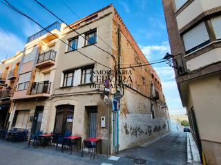 Casa bifamiliare in Traiguera. Casa de pueblo esquinera, ubicada en pleno centro de la població